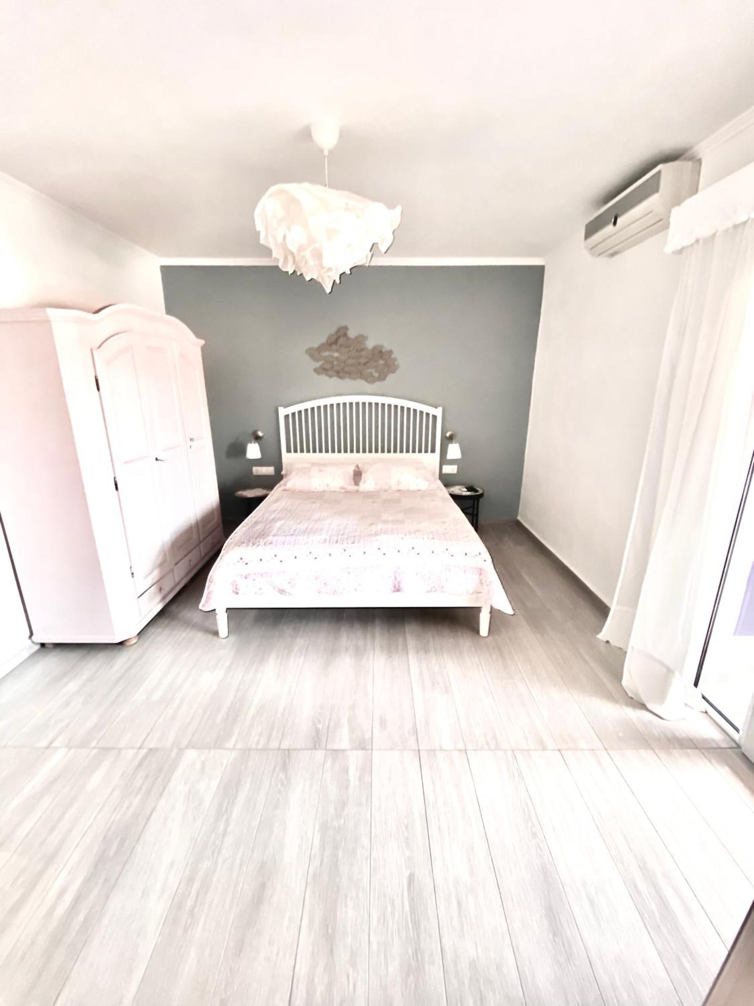T H E Berlin Studios And Suites Vrasná Dış mekan fotoğraf