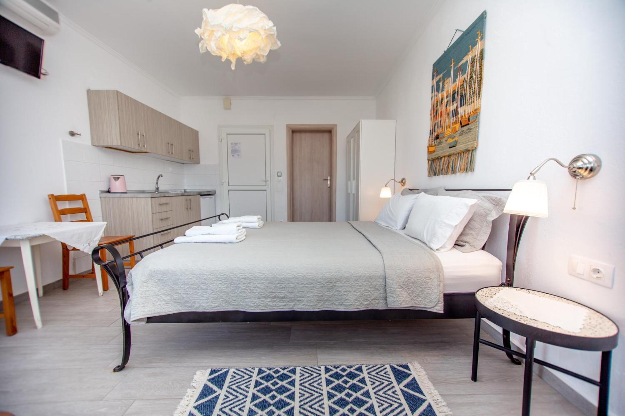 T H E Berlin Studios And Suites Vrasná Dış mekan fotoğraf