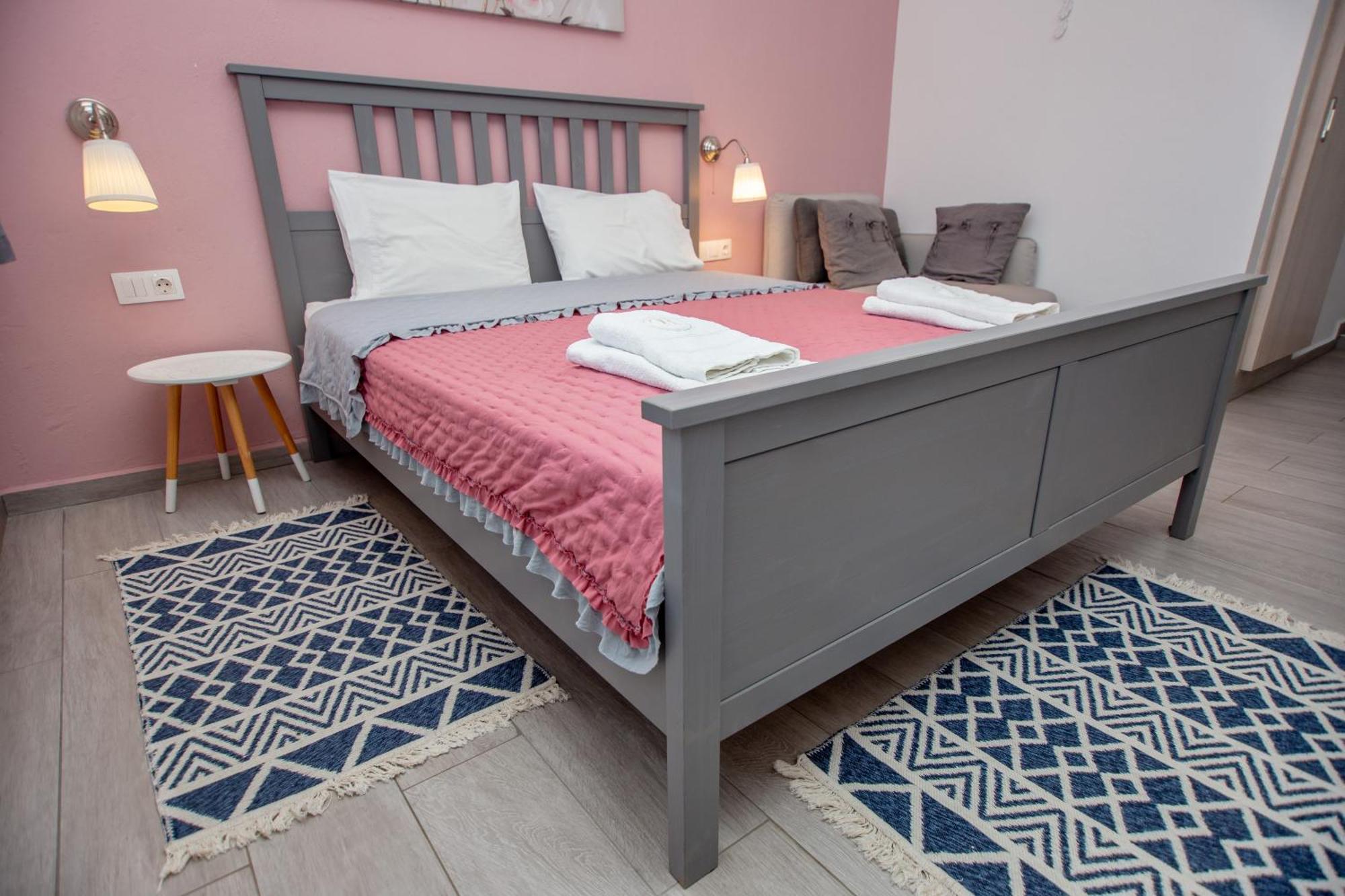 T H E Berlin Studios And Suites Vrasná Dış mekan fotoğraf