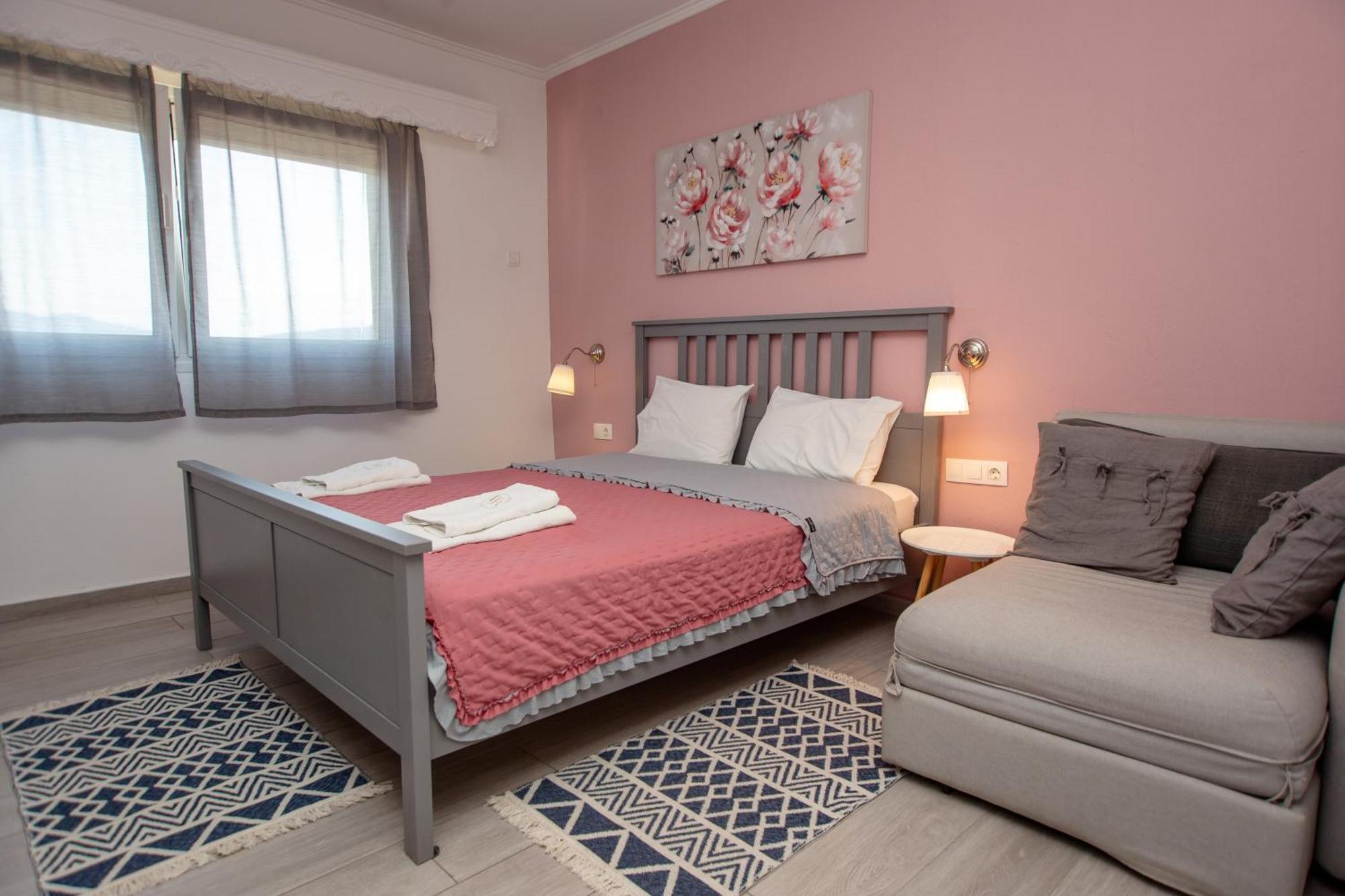 T H E Berlin Studios And Suites Vrasná Dış mekan fotoğraf