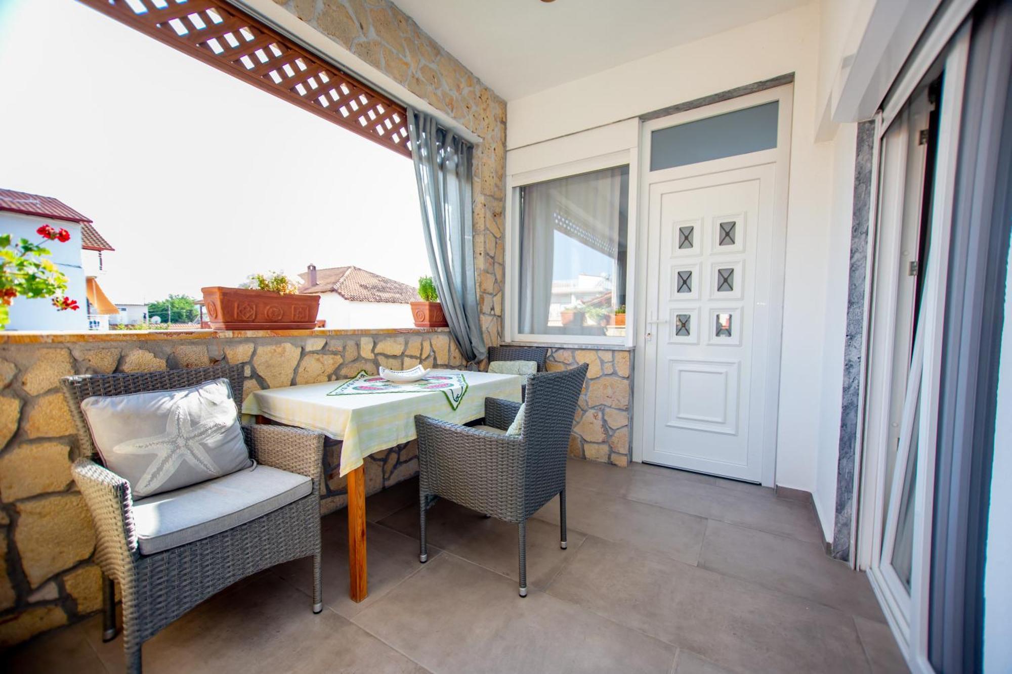 T H E Berlin Studios And Suites Vrasná Dış mekan fotoğraf
