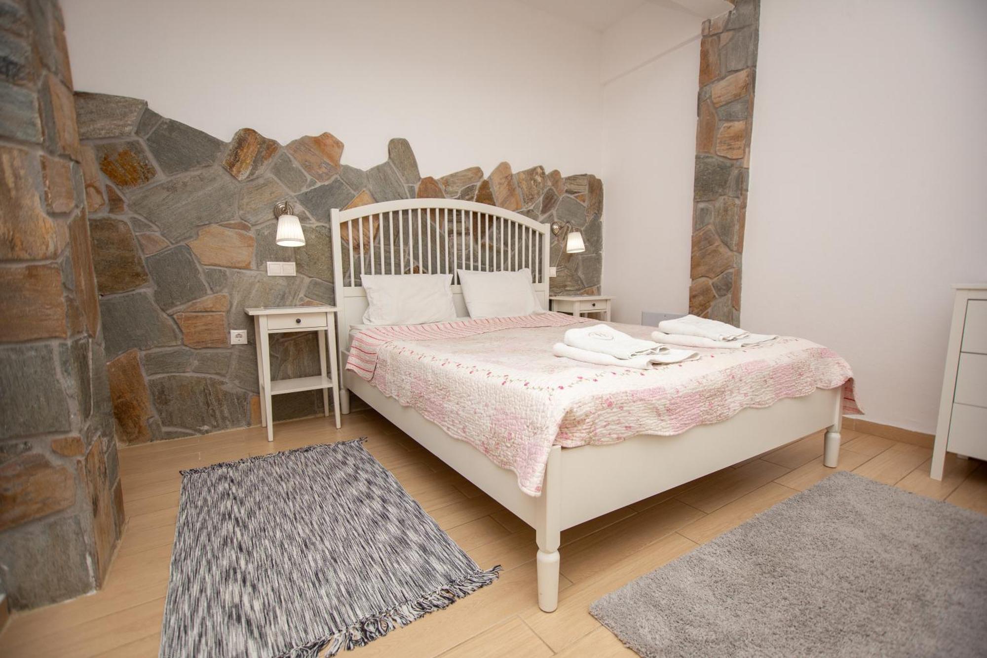 T H E Berlin Studios And Suites Vrasná Dış mekan fotoğraf