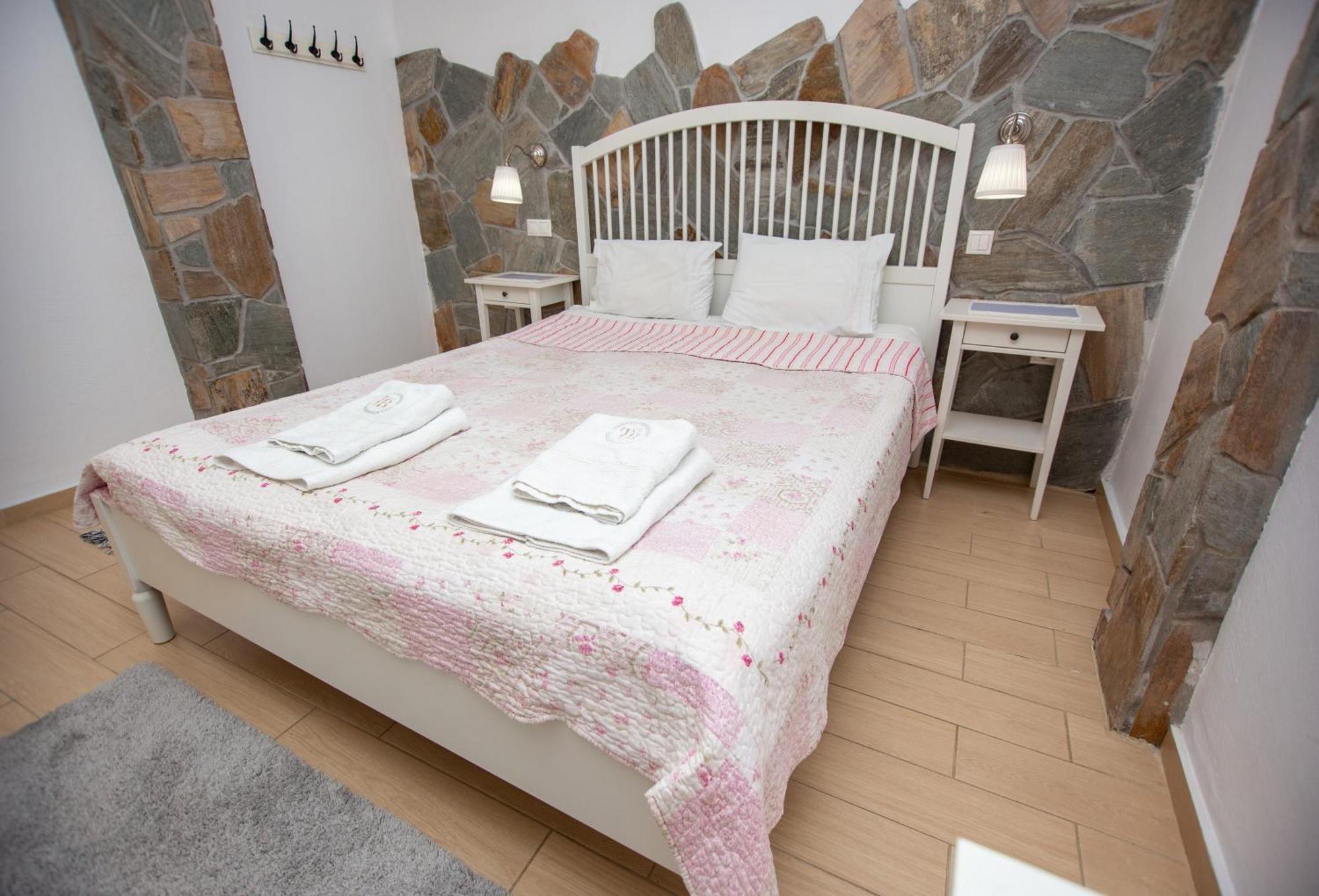 T H E Berlin Studios And Suites Vrasná Dış mekan fotoğraf