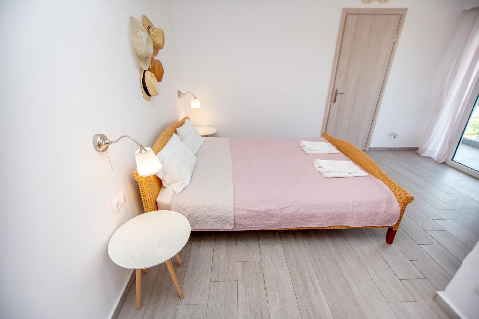 T H E Berlin Studios And Suites Vrasná Dış mekan fotoğraf
