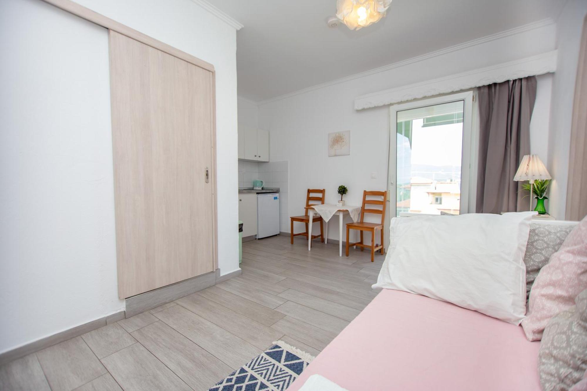 T H E Berlin Studios And Suites Vrasná Dış mekan fotoğraf